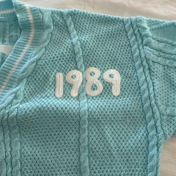Taylor Swift Version 1989 Chunky Knit Long Sleeve Cardigan Oversized Medium NWT - Picture 3 of 9